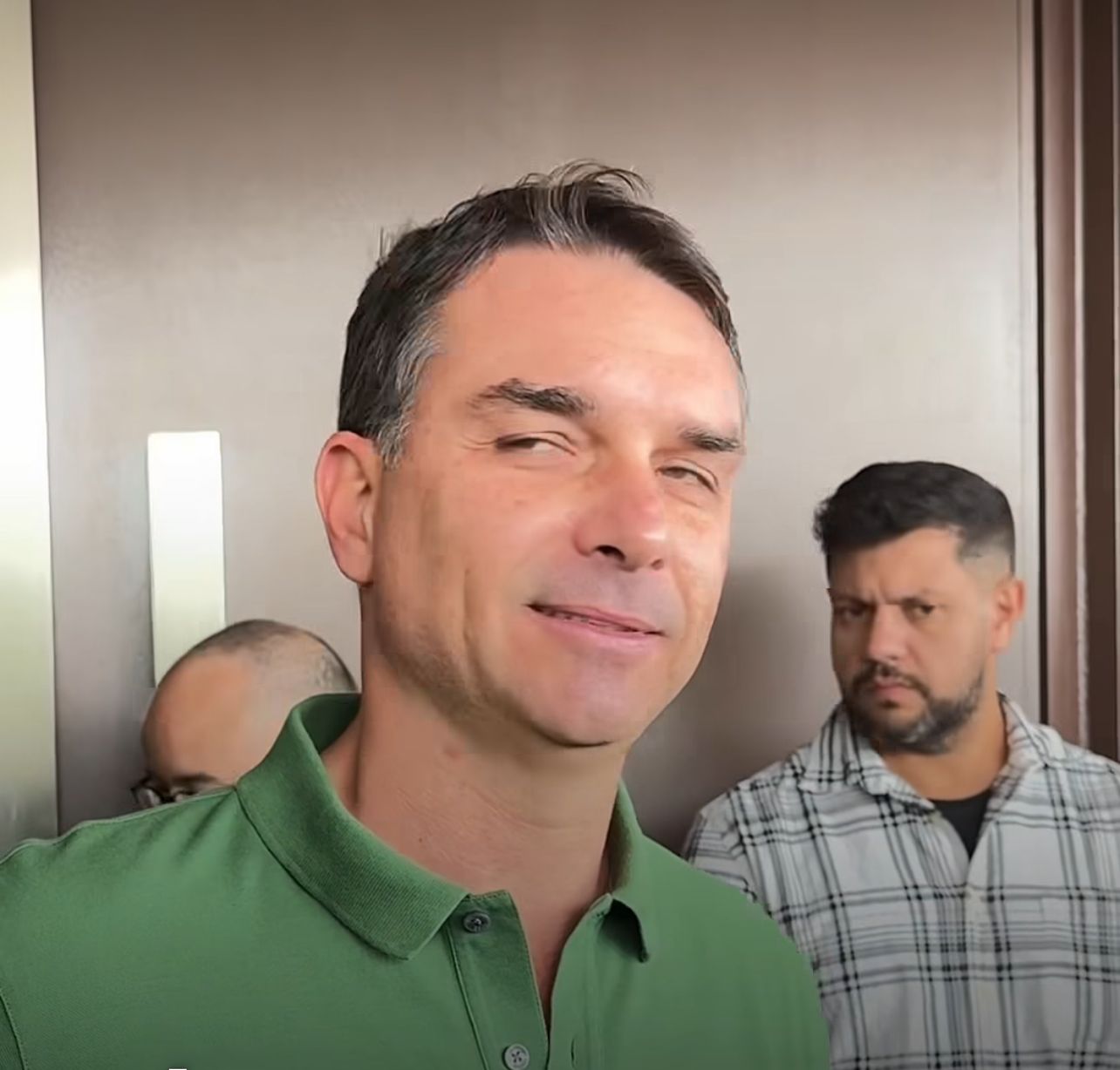 Flávio Bolsonaro admite que pode abandonar candidatura: ‘Eu tenho um preço para isso’