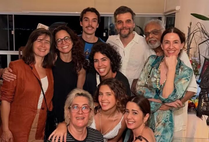 No Brasil para o Natal, Wagner Moura se reúne com Gilberto Gil e Alice Braga em Salvador