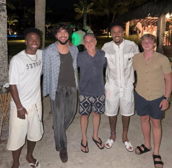 Nattan publica foto com Vini Jr., Luciano Huck, Benício Huck e Éder Militão em Trancoso