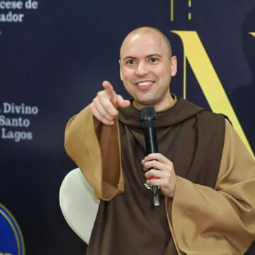 Frei Gilson reúne milhares de fiéis em show de Natal em Salvador; veja vídeo