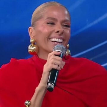 Adriane Galisteu se emociona após ganhar presente em homenagem a Ayrton Senna