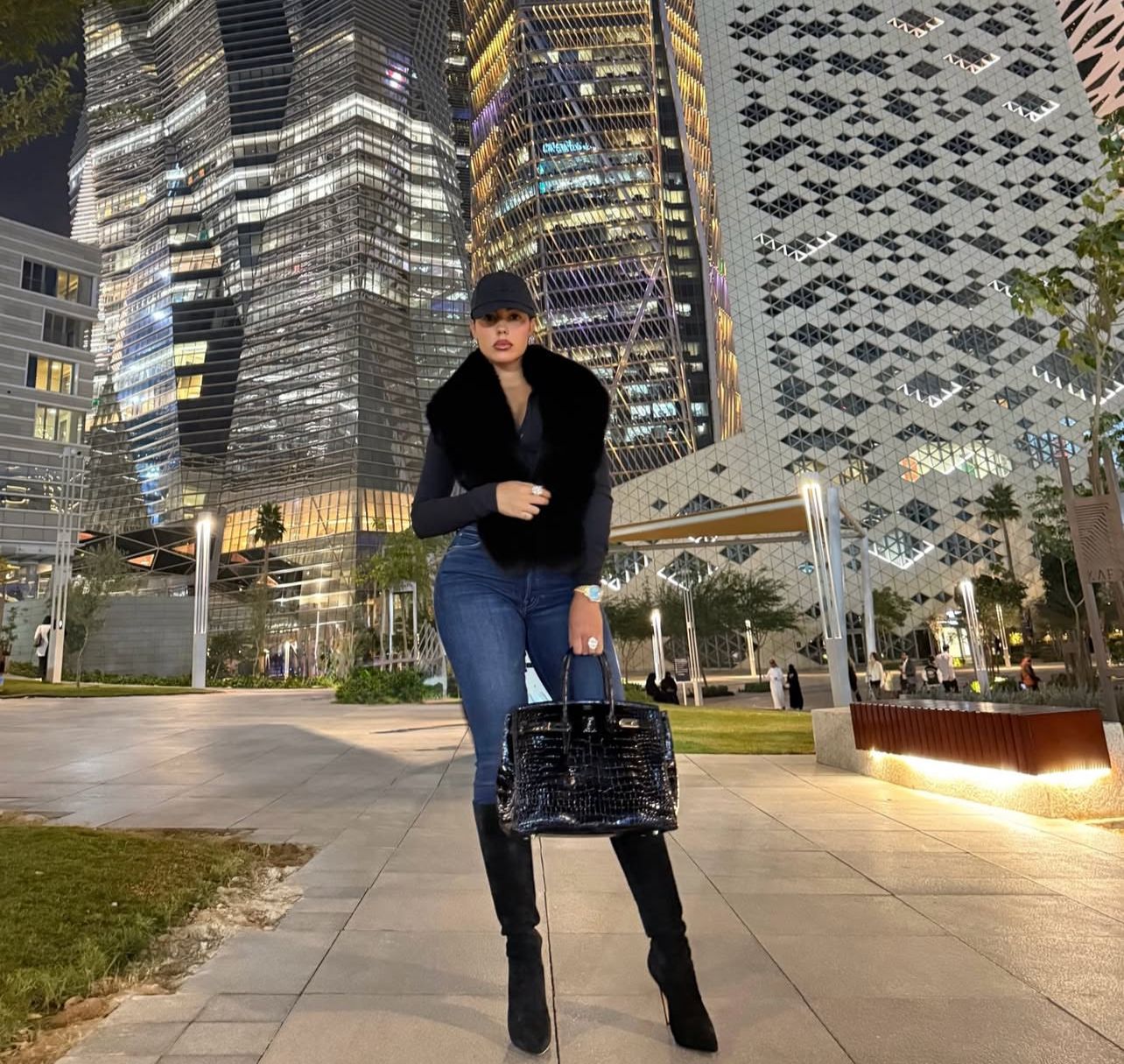 Georgina Rodríguez combina anel milionário e bolsa de R$ 257 mil em passeio na Arábia Saudita