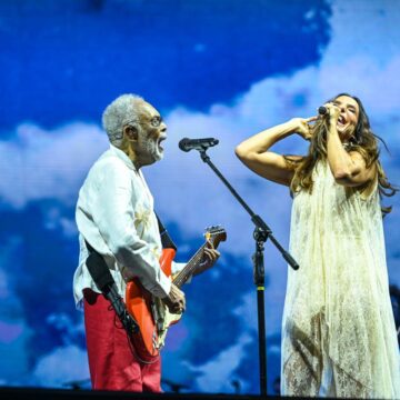 Gilberto Gil recebe Ivete Sangalo em último show da turnê Tempo Rei em Salvador