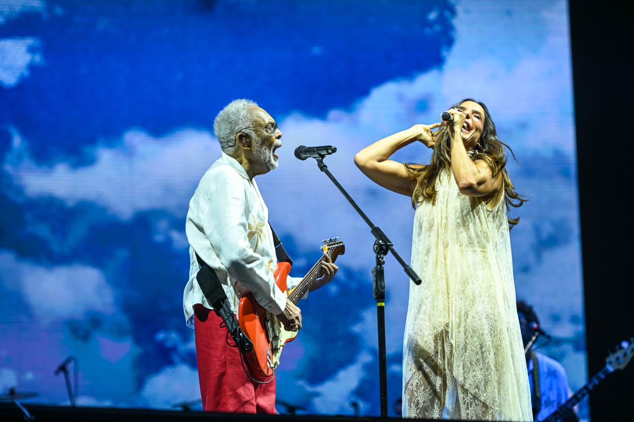 Gilberto Gil recebe Ivete Sangalo em último show da turnê Tempo Rei em Salvador