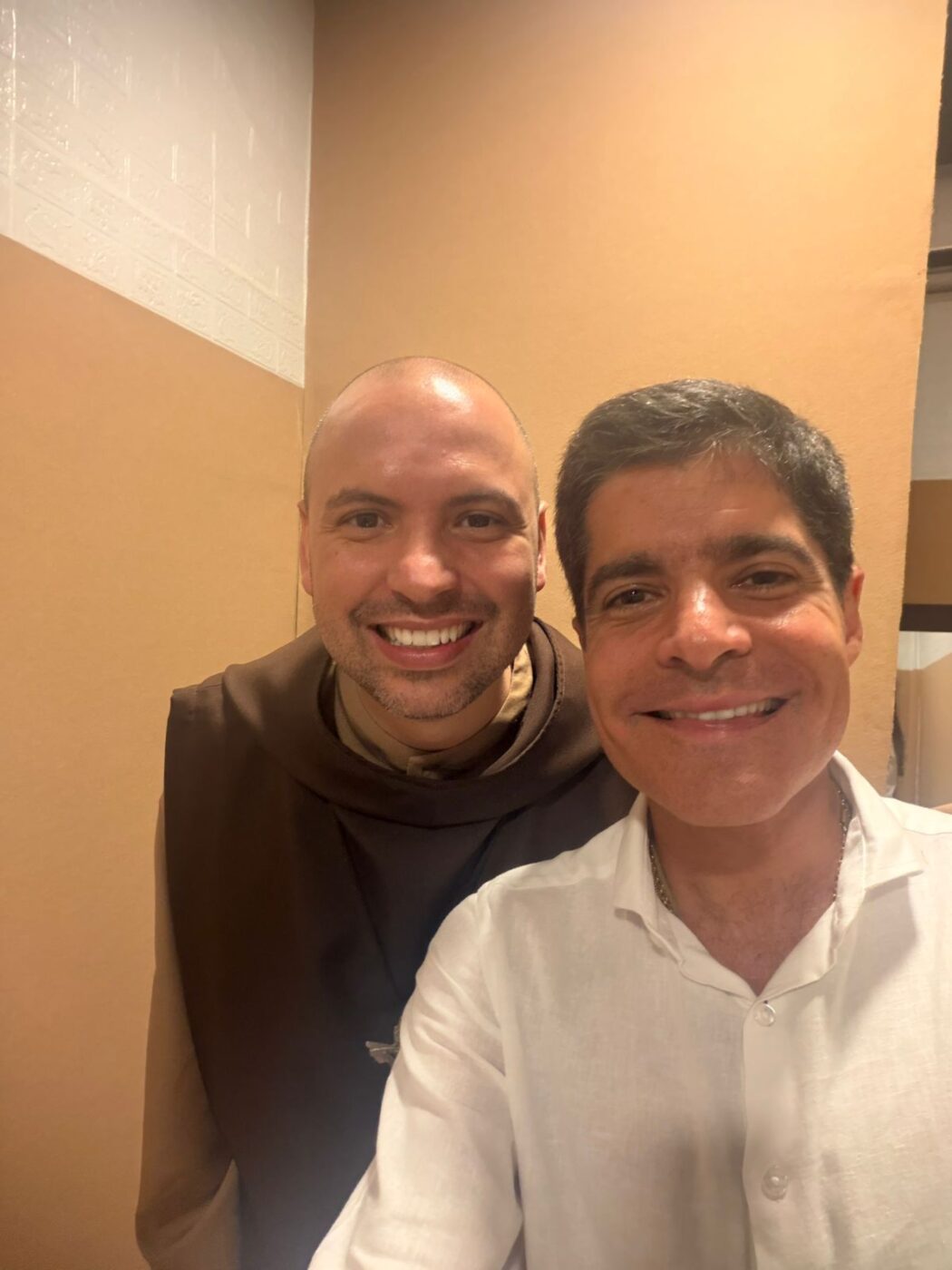 ACM Neto publica foto com Frei Gilson e destaca fé no Natal