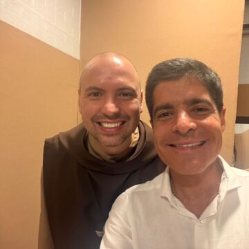 ACM Neto publica foto com Frei Gilson e destaca fé no Natal