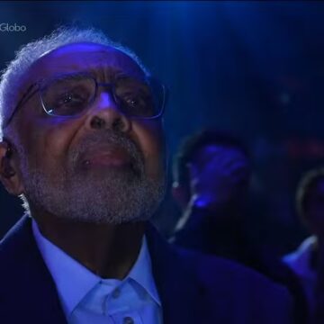 Aos 83 anos, Gilberto Gil se emociona ao ser homenageado no Prêmio Multishow 2025