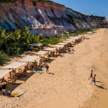 Beach club em Trancoso aposta em experiências premium e shows intimistas no verão