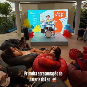 Filho de Marília Mendonça, Léo, faz primeira apresentação de bateria e encanta Murilo Huff; veja vídeo