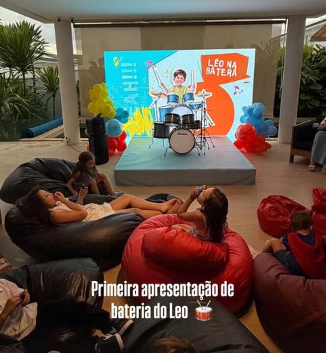 Filho de Marília Mendonça, Léo, faz primeira apresentação de bateria e encanta Murilo Huff; veja vídeo