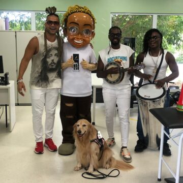 Cão terapeuta e música animam pacientes em ação de Natal em hospital de Salvador
