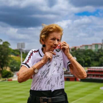 Amor inabalável: Quem é dona Iracema, a torcedora do Vitória que emocionou o país em vídeo viral