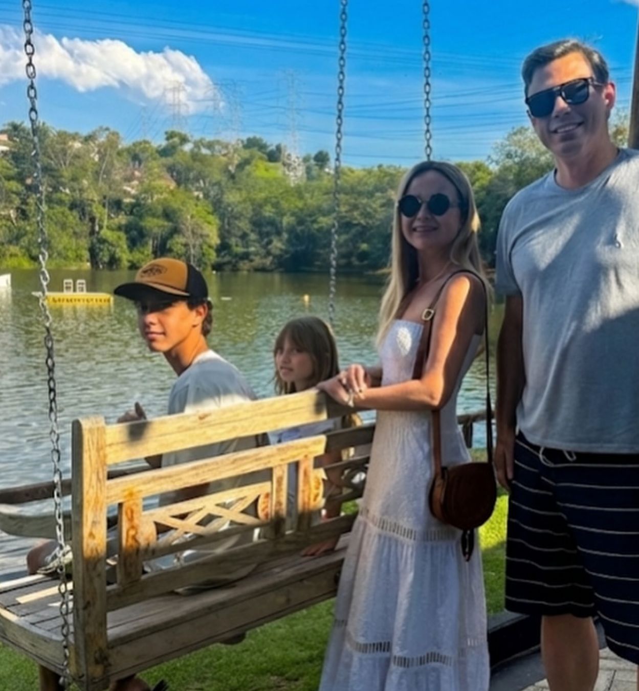 Eliana compartilha fotos raras da família e filho mais velho chama atenção: “Tá enorme”