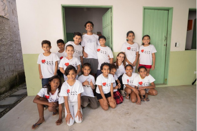 Projeto Arte-Educação do Instituto Terravista leva apresentação gratuita ao Quadrado de Trancoso