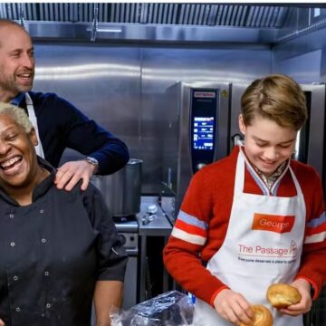 Ao lado do pai, príncipe George ajuda a preparar almoço de Natal em abrigo