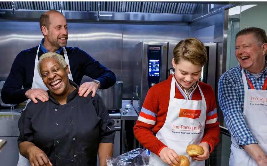 Ao lado do pai, príncipe George ajuda a preparar almoço de Natal em abrigo