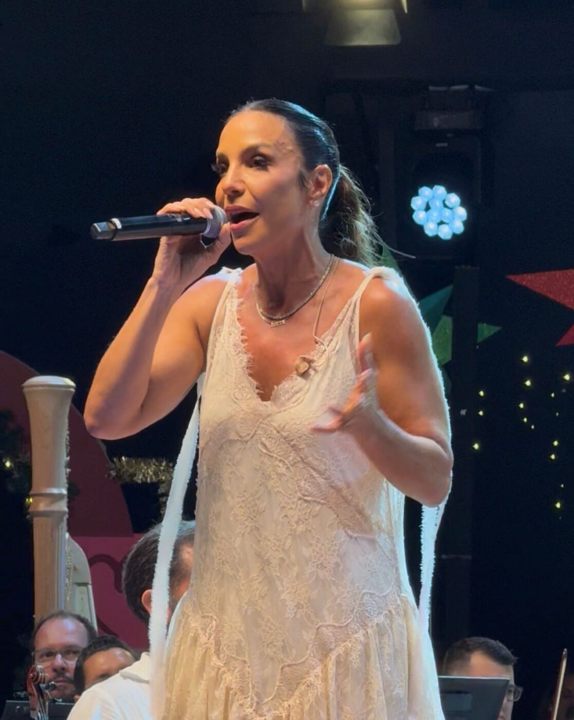 Ivete se emociona ao cantar em concerto de Natal em Salvador; veja vídeo