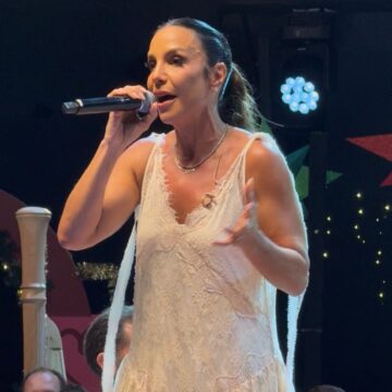 Ivete se emociona ao cantar em concerto de Natal em Salvador; veja vídeo