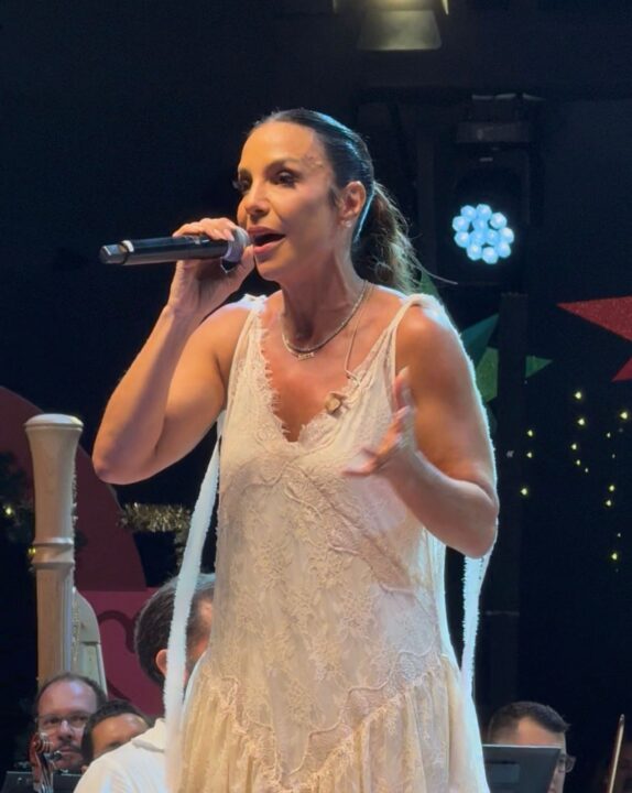 Ivete se emociona ao cantar em concerto de Natal em Salvador; veja vídeo
