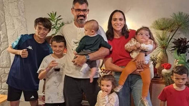 Católico, Juliano Cazarré não dispensa Papai Noel no Natal com os seis filhos: ‘Escondo os presentes’