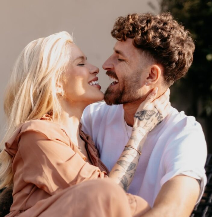 Karoline Lima e Léo Pereira reatam namoro e publicam fotos românticas