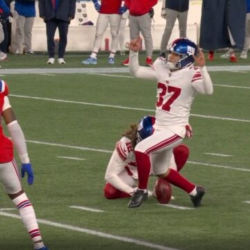 VÍDEO: Kicker dos Giants erra feio, chuta o chão em field goal e vira símbolo de noite desastrosa