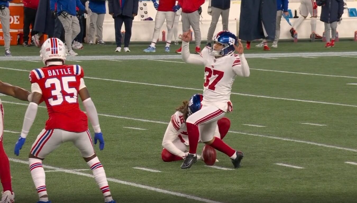 VÍDEO: Kicker dos Giants erra feio, chuta o chão em field goal e vira símbolo de noite desastrosa