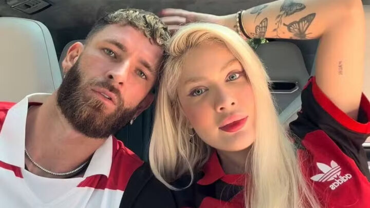 Léo Pereira faz declaração para Karoline Lima em festa do Flamengo e dá beijão no palco