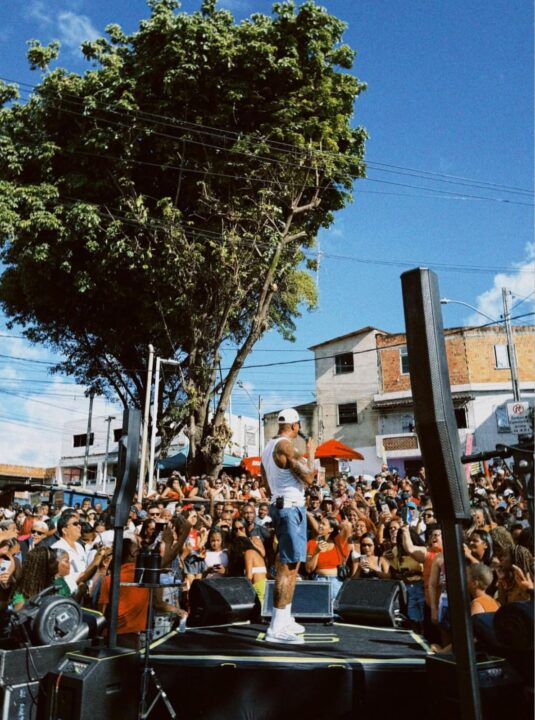 Natal do GG: Léo Santana faz show gratuito no bairro onde foi criado em Salvador