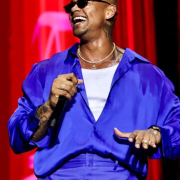 Léo Santana se apresenta no Virada Salvador e defende o pagodão como música popular brasileira