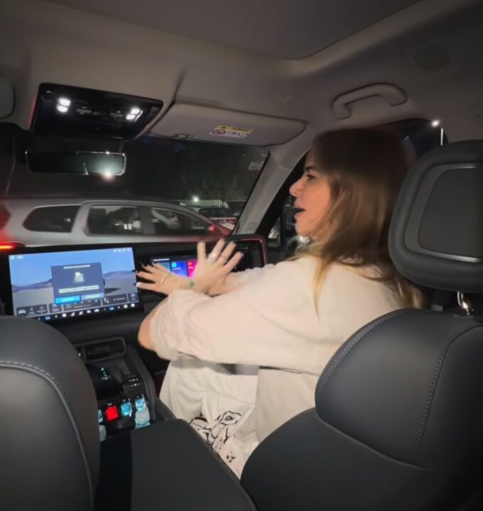 Luciana Gimenez chega em Trancoso para curtir festas de fim de ano