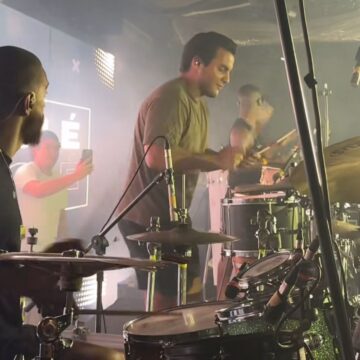 Marcelinho Sangalo rouba a cena e toca percussão em show do Parangolé em Salvador
