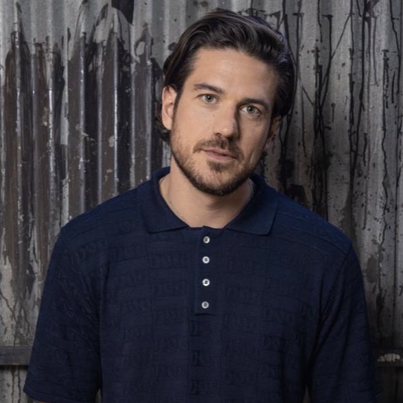 Marco Pigossi pediu desculpas a ex-namorado após viver romance escondido: ‘Foi uma violência’