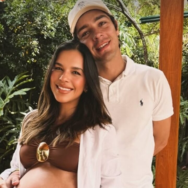 Grávida, Mariana Rios exibe barrigão do primeiro filho em almoço em família