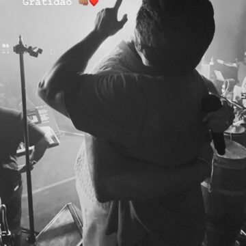 Marcelinho Sangalo rouba a cena e toca percussão em show do Parangolé em Salvador