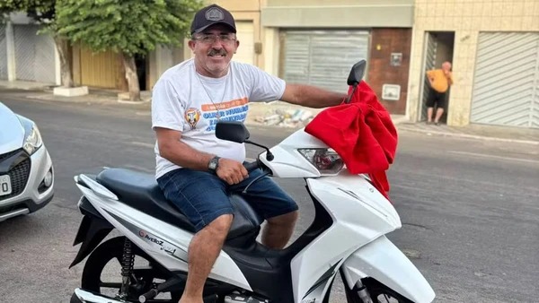 Pais e ex-alunos presenteiam porteiro de escola com moto de Natal em Juazeiro do Norte