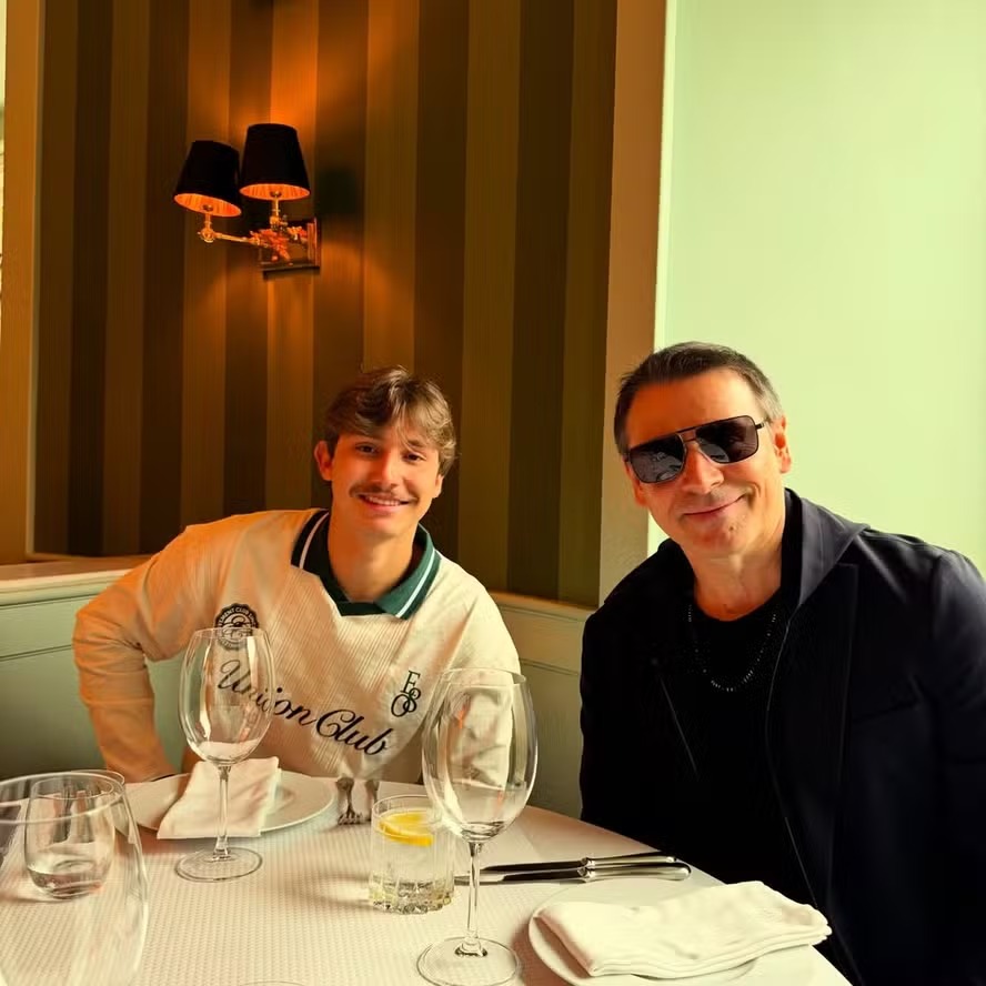 Murilo Rosa posa com filho jogador de basquete durante viagem a Lisboa