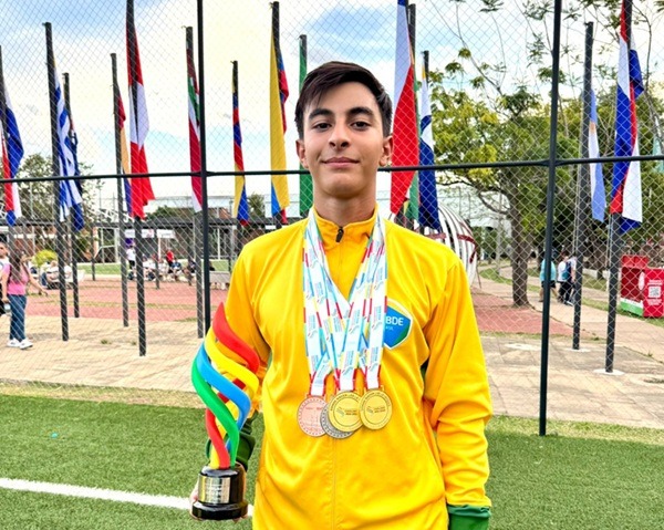 Nadador baiano de 14 anos conquista quatro medalhas em torneio Sul-Americano