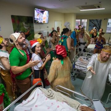Espetáculo chega à 17ª edição levando magia do Natal a hospitais e abrigos de Salvador