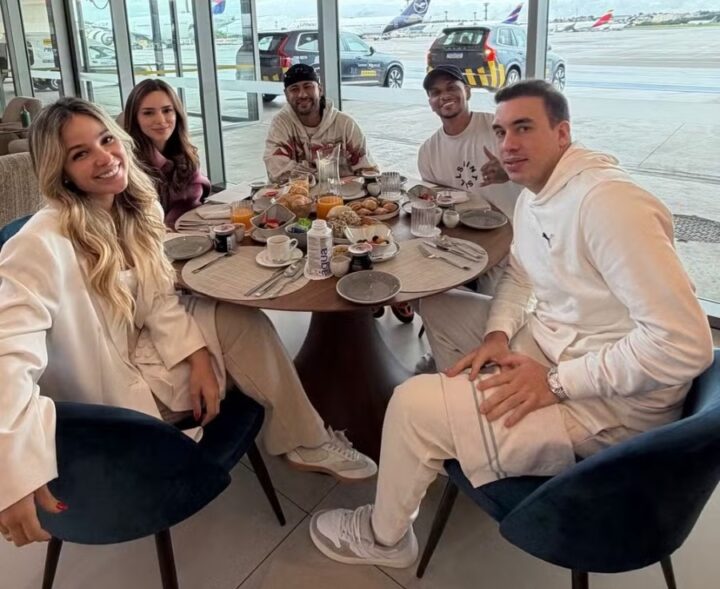 Após fim do campeonato, Neymar embarca para férias e faz mistério sobre destino