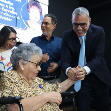 Superintendente da APAE Salvador recebe Medalha Thomé de Souza por contribuição à causa da pessoa com deficiência