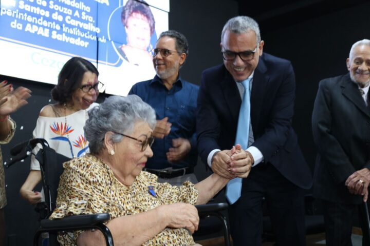Superintendente da APAE Salvador recebe Medalha Thomé de Souza por contribuição à causa da pessoa com deficiência