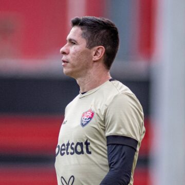 Osvaldo negocia renovação com o Vitória e mira função após aposentadoria