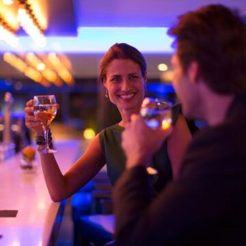 Pesquisa aponta aumento de infidelidade entre mulheres e queda entre homens no Brasil