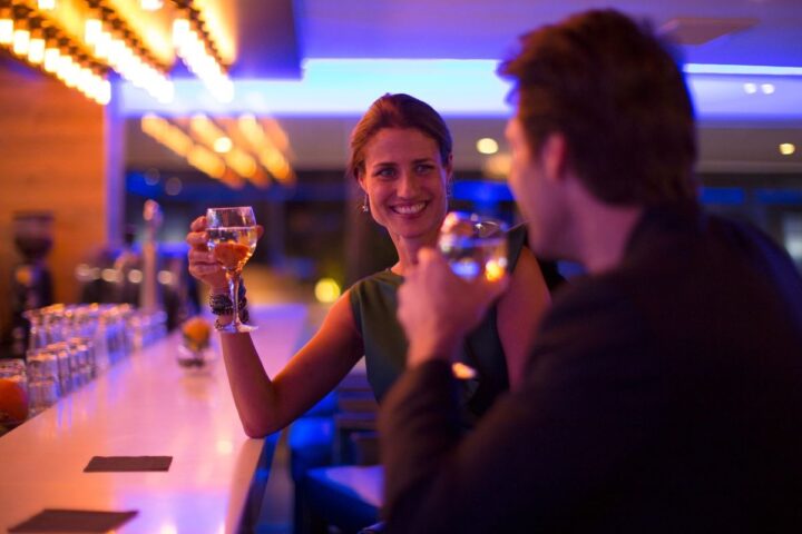 Pesquisa aponta aumento de infidelidade entre mulheres e queda entre homens no Brasil