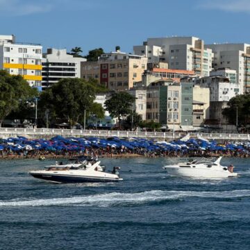 Baianos e turistas lotam Porto da Barra no feriado de Nossa Senhora da Conceição da Praia