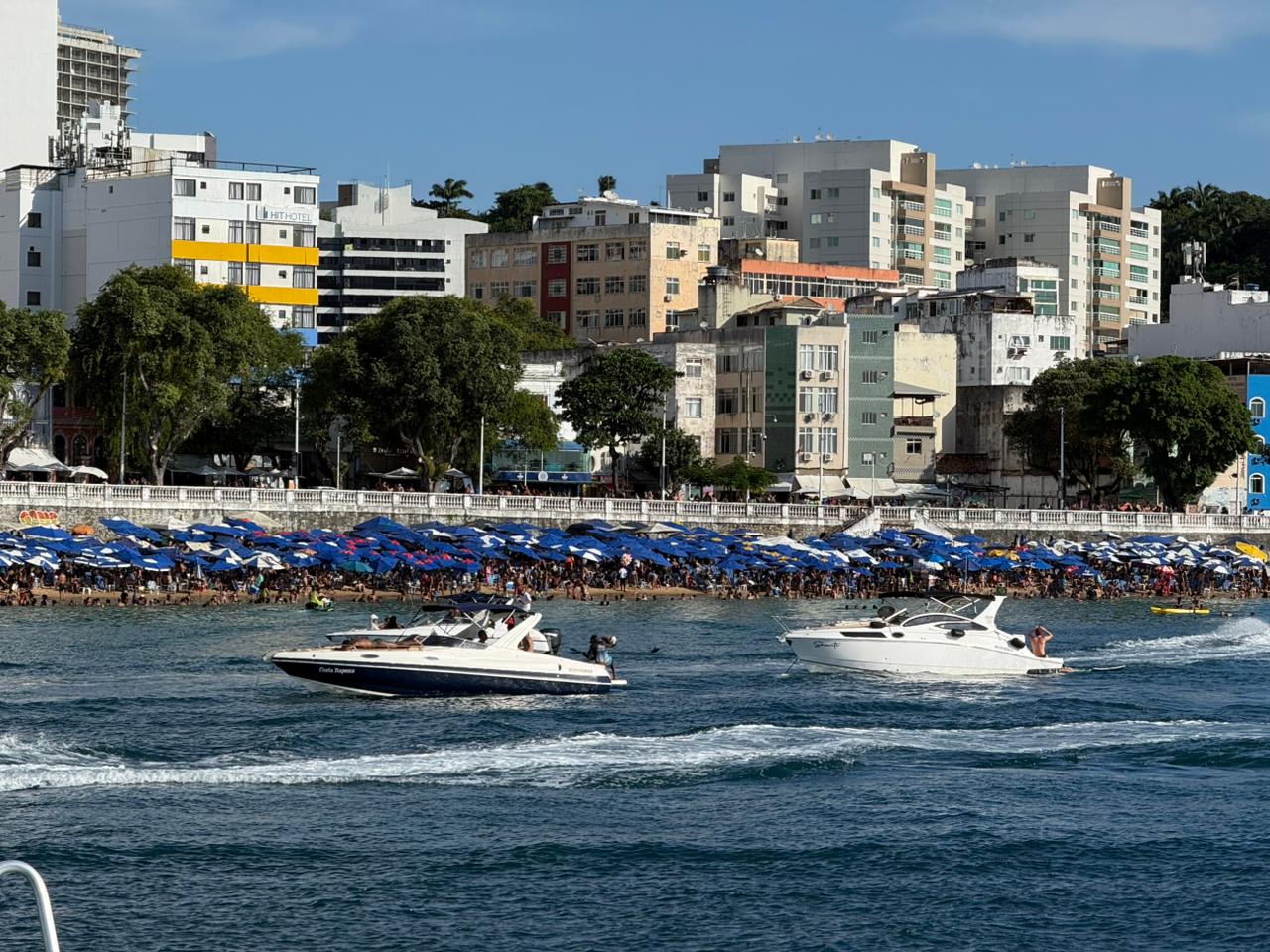 Baianos e turistas lotam Porto da Barra no feriado de Nossa Senhora da Conceição da Praia