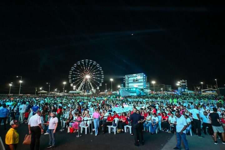 Fiéis cantam em coro em missa e show de Frei Gilson no Natal em Salvador