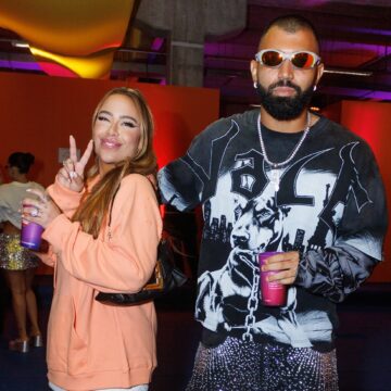 Rafaella Santos e Gabigol posam abraçados durante show em São Paulo