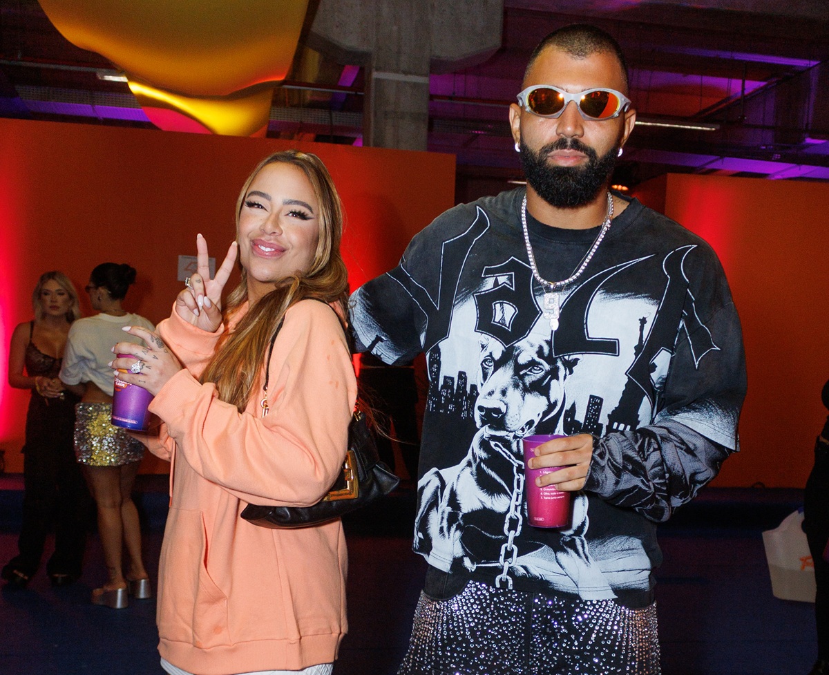 Rafaella Santos e Gabigol posam abraçados durante show em São Paulo